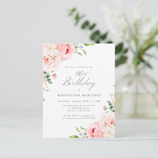 90e Verjaardag Party Vrouwelijke Roze Bloemen Invi Uitnodiging Briefkaart (Staand voorkant)