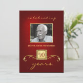 90e verjaardag Uitnodigingen - Monogram rood & gou (Staand voorkant)