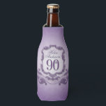 90e verjaardag viering gepersonaliseerde koeler<br><div class="desc">Ontwerp in de stijl van het wapenschild in paarse kleuren met grote 90ste "VERJAARDAGSVIERING" op een lint. Ontwerp op flessenkoeler met naam. U kunt eenvoudig uw naam (kleur, lettertype, grootte en positie) wijzigen door op de knop Aanpassen te klikken. Beschikbaar met ontwerp voor 60th, 70th, 80th, 95th verjaardag. Bijpassend verjaardagsgastenboek...</div>