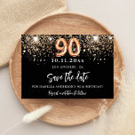 90e verjaardag zwart goud glitter sparkles save the date<br><div class="desc">Een meisje en trendy sparen de Datum voor een 90e verjaardagsfeestje. Een zwarte achtergrond versierd met faux goudglitter. Pas een datum en een naam,  tekst aan en voeg deze toe. De tekst: Sparen de Datum wordt geschreven met een groot trendy hand lettered stijlmanuscript.</div>