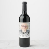 90e Verjaardagsfeest Foto Zwarte Script Proost Wijn Etiket (Voorkant)