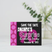 90e Verrassing Verjaardag Party Roze Patroon Sjabl Uitnodiging Briefkaart (Staand voorkant)