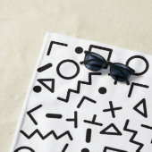 90's zwart & wit retro vormen patroon strandlaken (In situ)