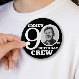 90ste verjaardag crew aangepaste foto en naam zwar ronde button 7,6 cm
