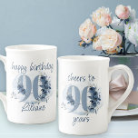 90ste verjaardag Proost 90 jaar Bloemen Nummer Porselein Kop<br><div class="desc">mok 90ste verjaardagsverjaardag, met volledig bewerkbare bewoordingen om te personaliseren zoals u wilt, zoals "Happy Birthday [name]" en / of "Proost aan 90 jaar". Het ontwerp is voorzien van nummer 90 versierd met rozen knoppen, bloesems en gebladerte in de tinten kustblauw en zand. Subtiel vrouwelijk en elegant design met waterverf...</div>