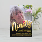 90th Birthday, aangepast fotoscript goud Folie Uitnodiging (Staand Voorkant)