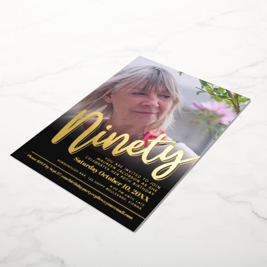 90th Birthday, aangepast fotoscript goud Folie Uitnodiging (Gedraaid)