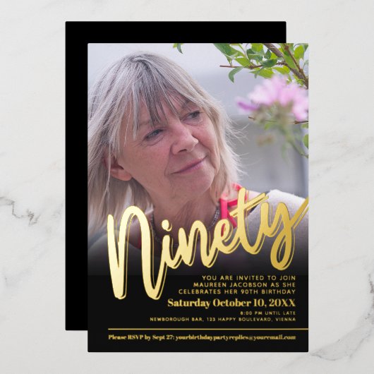 90th Birthday, aangepast fotoscript goud Folie Uitnodiging (Voorkant / Achterkant)