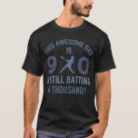 90th Birthday Baseball Pap T-shirt<br><div class="desc">Een grappig 90e verjaardagsgeschenidee voor vaders die honkbalfans zijn. Zegt: "Deze geweldige vader is 90 en nog steeds duizend!"</div>