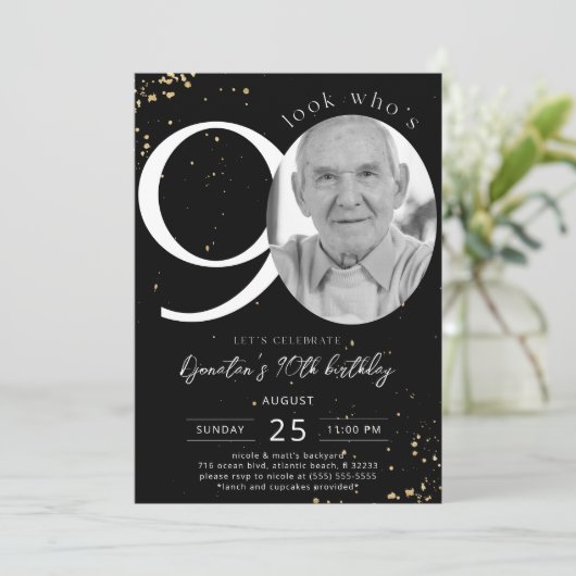 90th Birthday Black Gold Invitation Kaart Foto (Staand voorkant)