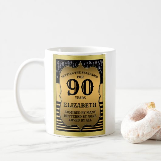 90th Birthday Black & Gold Shield Voeg Jouw naam t Koffiemok (Met donut)