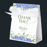90th Birthday Blue Hydrangeas Hartelijk dank Bedankdoosjes<br><div class="desc">Deze mooie 90ste verjaardag blauwe hortensia's bedankdoos met mooie, wispy, multi-hued waterverf groen is ideaal voor het wegstoppen van uw zorgvuldig uitgekozen dank u gunsten. De kleurencombinatie van blauw en groen is eenvoudig en klassiek. Ze zouden prachtig verpakken elk geschenk dat je kiest om te geven na je 90ste verjaardagsfeestje....</div>