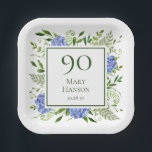 90th Birthday Blue Hydrangeas Papieren Bordje<br><div class="desc">Deze blauwe hydrangea-borden van 90 jaar/brunch 7 inch vierkant papier zijn fantastisch en verbluffend! Met hun waterverf blauwe hydrangeas met vele kussen, wijze natuurlijke groenerie zijn ze perfect voor het vieren van je vrouw, moeder, zus, tante, vriend, grootmoeder, grootmoeder. Door deze sjabloon aan te passen en uw informatie in te...</div>