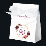 90th Birthday burgundy Gold geometrische bloemwit Bedankdoosjes<br><div class="desc">Elegant en glamoureus voor een 90e verjaardagsfeestje. Aan de voorzijde: Bourgondische letters en de tekst: Dank u wel. Voorzijde en achterzijde: Een witte chic-achtergrond met een vals goud geometrisch lijst. Gedemoreerd met donkere paarse en bruine bloemen, rozen en boho-veren. De naam wordt geschreven met roze handgeschreven stijlmanuscript. De datum is...</div>