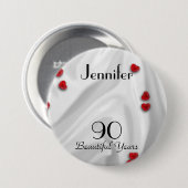 90th Birthday Button / Pin, Small Red Hearts (Voorkant /achterkant)