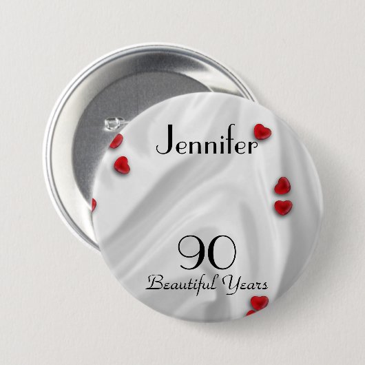 90th Birthday Button / Pin, Small Red Hearts (Voorkant /achterkant)