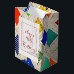 90th Birthday Cathedral Window Quilt Medium Cadeauzakje<br><div class="desc">Het ouderwetse kathedraalraam vouwt het patroon met naald en rode draad voor de 90e verjaardag. Alle tekst kan worden gewijzigd.</div>