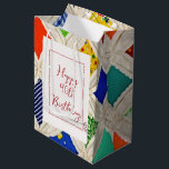 90th Birthday Cathedral Window Quilt Medium Cadeauzakje<br><div class="desc">Het ouderwetse kathedraalraam vouwt het patroon met naald en rode draad voor de 90e verjaardag. Alle tekst kan worden gewijzigd.</div>