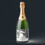 90th Birthday Elegant Foto Monogram Black White Sparkling Wijnetiket<br><div class="desc">Een 90e verjaardag Elegant Personal Monogram Wine label in Black and White. Uw foto kan op de voorzijde zijn De informatie wordt gemakkelijk veranderd in uw eigen douaneinformatie.</div>