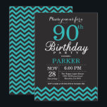 90th Birthday Invitation Black en Blauwgroen Kaart<br><div class="desc">90e verjaardag uitnodiging met zwarte en Blauwgroen Chevron. Chalkboard. Volwassen verjaardag. Man of vrouwen uitgenodigd. Voor verdere aanpassing,  te klikken gelieve de knoop "van de Aanpassing het"en ons ontwerphulpmiddel te gebruiken om deze sjabloon te wijzigen.</div>