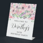 90th Birthday Paars Pink Wildflower Welkom Reclamebord Met Voetstuk<br><div class="desc">stoffige roze en paarse wilde bloemen creëer een kleurrijke grens langs de top van dit 90e verjaardagsfeest welkomstbord. De naam van de verjaardagsberoemde wordt geschreven in een zeer  en vrouwelijk manuscript. Twee lijnen boven en onder laten u uw welkome bericht aanpassen.</div>