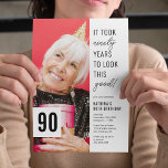 90th Birthday Party Invitation Kaart<br><div class="desc">Geniet in stijl met deze moderne 90e verjaardagsfeestuitnodigingen met een witte achtergrond,  een foto van de verjaardagsjongen/het meisje,  het grappige gezegde "het duurde negentig jaar om er zo goed uit te zien!",  en een eenvoudige tekst-sjabloon die gemakkelijk te personaliseren is.</div>