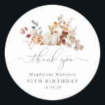 90th Birthday Pumpkin Herfst Flower Bedankt Ronde Sticker<br><div class="desc">Moderne en elegante witte pompoen en herfst bloemenontwerp. Het zacht waterverf palet is een verfijnde mix van zacht roze en donkerrijk goudgeel en bruin. De herfstbladeren omringen de witte pompoen voor een speciale herfstvertoning. Perfect voor je herfst verjaardagsfeestje.</div>
