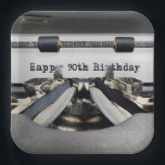 90th Birthday Retro Typewriter Papieren Bordje<br><div class="desc">Extreme close-up van een ouderwetse typemachine met tekst van de "gelukkige 90ste verjaardag" in een verborgen lettertype.</div>