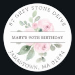 90th Birthday Return Address Label<br><div class="desc">Voeg een speciale aanraking aan uw enveloppen van de verjaardagsuitnodiging toe met dit elegante ronde ontwerp. Het bevat een bouquet van wazige roze rozen in het midden. Sage groene eucalyptusbladeren geven het een rustige botanische flacon. De naam wordt geschreven over het centrum op een witte strook, en het adres wordt...</div>