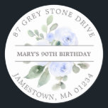 90th Birthday Return Address Label<br><div class="desc">Voeg een speciale aanraking aan uw enveloppen van de verjaardagsuitnodiging toe met dit elegante ronde ontwerp. Het bevat een boeket van stoffige blauwe rozen in het midden. De groene bladgroente geeft het een rustige botanische flacon. De naam wordt geschreven over het centrum op een witte strook, en het adres wordt...</div>