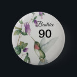 90th Birthday Sweet Bird Garden Flowers Button<br><div class="desc">Viel een prachtige 90e verjaardag voor een speciale vrouw met een zoete kolibrieknop. De  tuin is creëer van mijn schilderij in de waterverf en heeft pastelkleuren van room,  roze en groen. Perfect voor een vrouw die van vogels en bloemen houdt!</div>