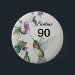 90th Birthday Sweet Bird Garden Flowers Button<br><div class="desc">Viel een prachtige 90e verjaardag voor een speciale vrouw met een zoete kolibrieknop. De  tuin is creëer van mijn schilderij in de waterverf en heeft pastelkleuren van room,  roze en groen. Perfect voor een vrouw die van vogels en bloemen houdt!</div>