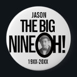 90th Birthday the big negen oh name foto mono Ronde Button 4,0 Cm<br><div class="desc">Fun mono zwarte en witte 90th Birthday party foto en name pin button badge. Een geweldig idee om wat plezier toe te voegen aan een negentigste verjaardagsfeestje. Personaliseer je eigen naam en geboortejaar met het huidige jaar... ... ... en de steekproef leest Jason de grote negen oh! Andere overeenkomende objecten...</div>