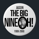 90th Birthday the big negen oh name foto mono Ronde Button 4,0 Cm<br><div class="desc">Fun mono zwarte en witte 90th Birthday party foto en name pin button badge. Een geweldig idee om wat plezier toe te voegen aan een negentigste verjaardagsfeestje. Personaliseer je eigen naam en geboortejaar met het huidige jaar... ... ... en de steekproef leest Jason de grote negen oh! Andere overeenkomende objecten...</div>