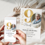 90th Gold Birthday Uitnodiging met foto<br><div class="desc">Deze aanpasbare Kaart van de Uitnodiging van de Dag van de Dagen met het collectie van de Foto kenmerkt een editable fotosectie,  gouden aantallen & handschrift decoratieve doopvonten. Overeenkomende objecten beschikbaar.</div>