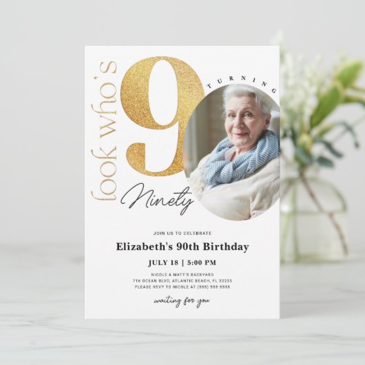 90th Gold Birthday Uitnodiging met foto (Staand voorkant)