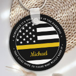 911 Verzender op persoonlijke titel Thin Gold Line Sleutelhanger<br><div class="desc">Persoonlijke Thin Gold Line-Sleutelhanger voor 911 verzenders en politieswitsers. Pas deze sleutelhanger van de verzender met naam aan. Dit persoonlijke cadeau van de verzender is perfect voor de waardering van de politie-expediteur, dank je cadeaus voor 911 verzenders en cadeaus voor de uittreding van verzender of feestbevoordeling. Geef deze verzendingsbonnen bulksgewijs...</div>