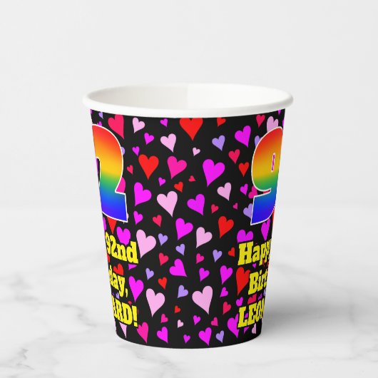 92e verjaardag: Het liefhebbende Kunstpatroon, Reg Papieren Bekers (Links)