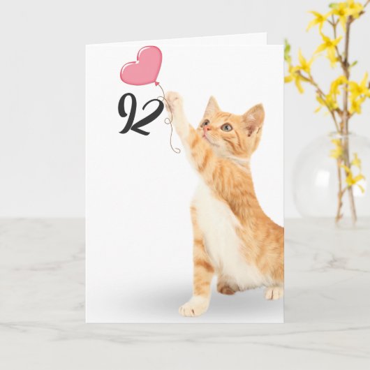 92e verjaardag tabby kat met hartballon kaart (Gele Bloem)