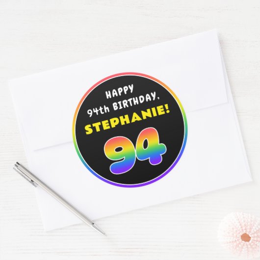 94e verjaardag: kleurrijke regenboog # 94, aangepa ronde sticker (Envelop)