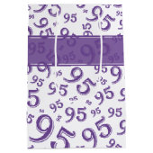 95e Happy Birthday Paars Random Number Pattern Medium Cadeauzakje (Achterkant)