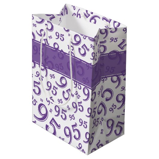 95e Happy Birthday Paars Random Number Pattern Medium Cadeauzakje (Achterkant Gekanteld)