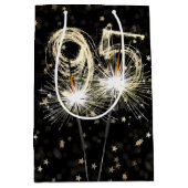 95e verjaardag Sparklers op zwart met sterren Medium Cadeauzakje (Voorkant)