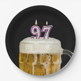 97e verjaardagsbier op zwarte papieren bord