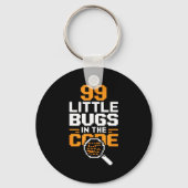 99 kleine bugs in code grappige programmeur zeggen sleutelhanger (Voorkant)