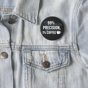 99% Precisie 1% Koffie Grappige Kwaliteitsingenieu Ronde Button 5,7 Cm