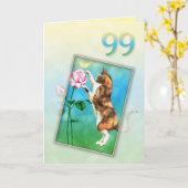 99e verjaardag met een speelse kat kaart (Gele Bloem)