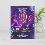 9e verjaardag Neon Voetbal Uitnodiging (Staand voorkant)