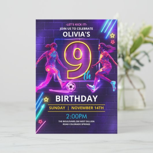 9e verjaardag Neon Voetbal Uitnodiging (Staand voorkant)