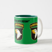 A 101e mok voor koffie in de lucht (Voorkant rechts)